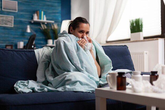 Photo woman sitting on table at home