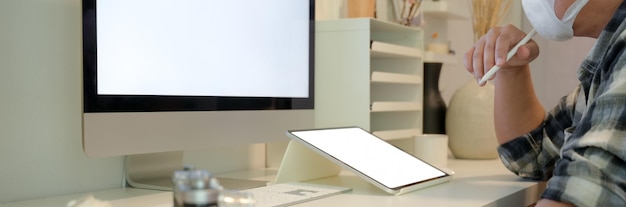 Photo woman sitting on table at home