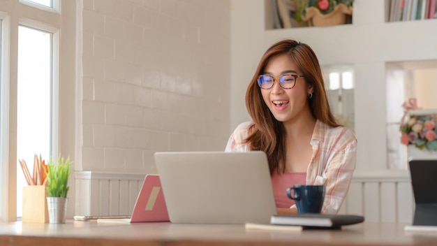 Photo woman sitting on table at home