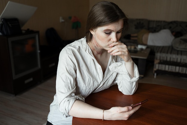 Photo woman sitting on table at home