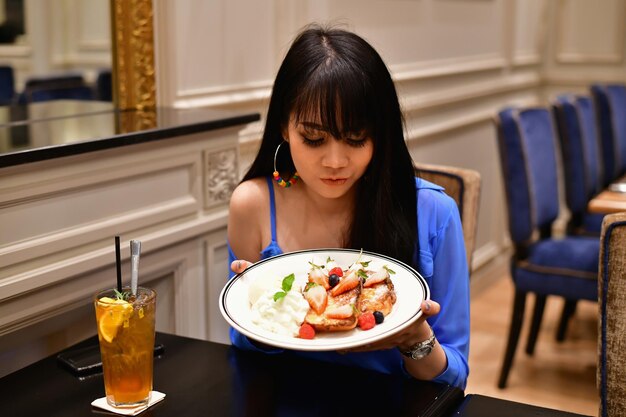 Photo woman sitting on table at restaurant