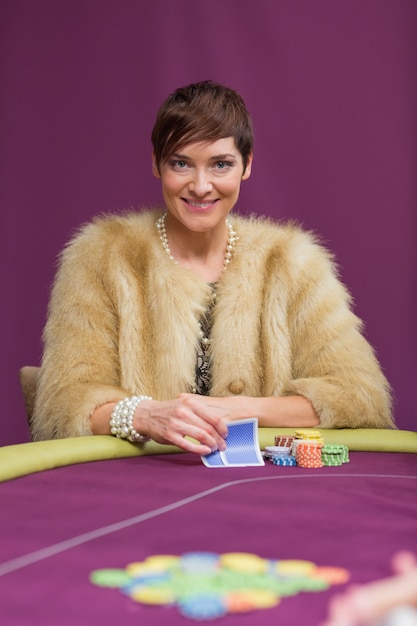 Photo woman sitting at the table smiling