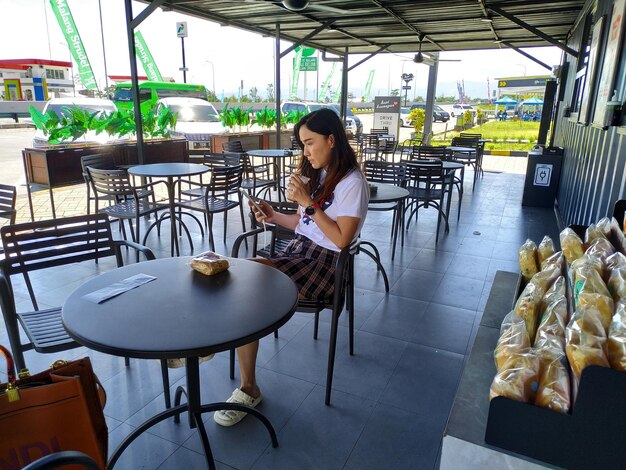 Photo woman sitting on table