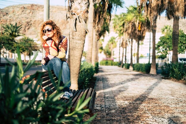 Photo woman sitting on a tree