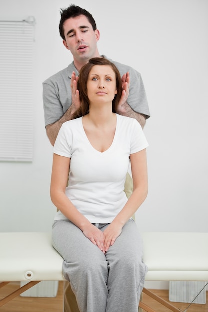 Photo woman sitting while being manipulated