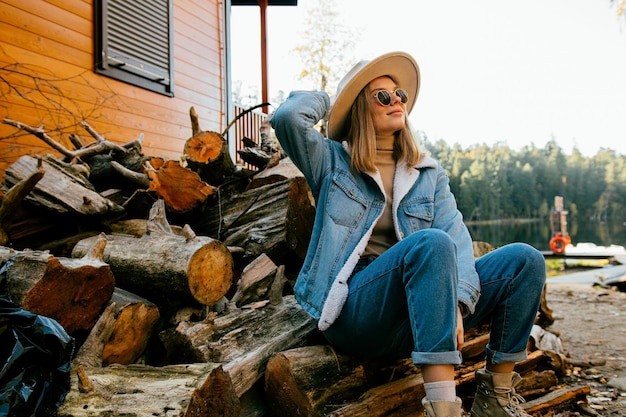Photo woman sitting on wooden log