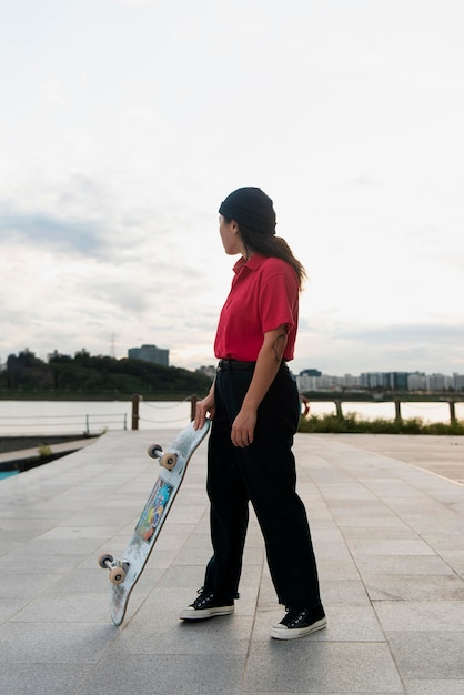 Foto donna nell'allenamento dello skate park