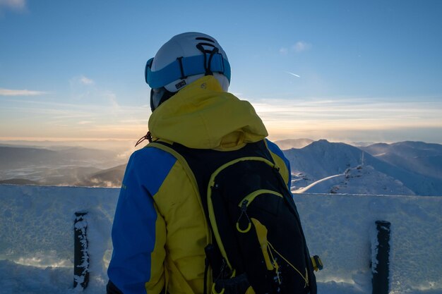 スロバキアの山々 の上の夕日を見て女性スキーヤー