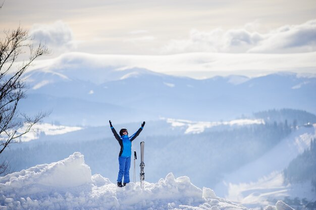 Sciatore di donna in cima alla montagna. concetto di sport invernali