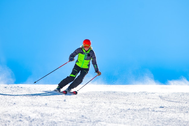 Женщина катается на лыжах на горнолыжном склоне