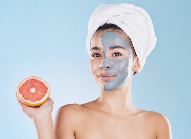 여성 스킨케어 및 자몽 페이스 마스크 유기농 미용 및 웰빙을 위한 건강한 노화 방지 신선한 해독 및 파란색 배경의 자연스러운 깨끗한 얼굴 세로 여성용 그루밍 및 모델 바디케어