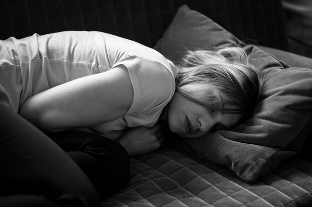 Photo woman sleeping on bed at home