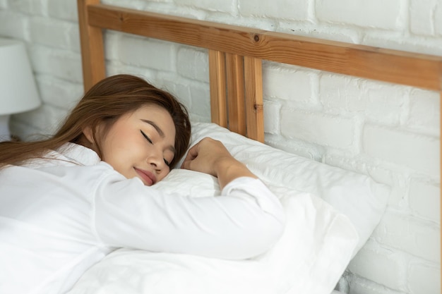 Photo woman sleeping on bed at home