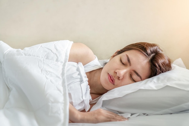 Photo woman sleeping on bed at home