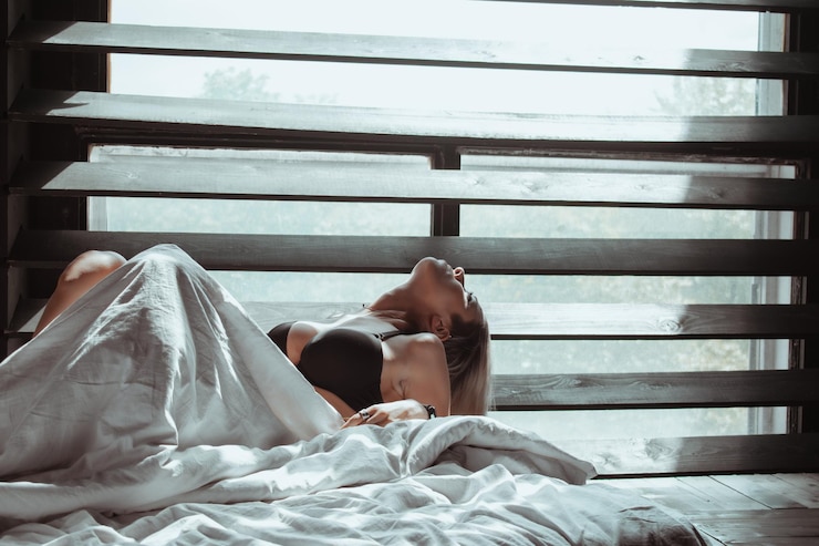 Photo woman sleeping on bed
