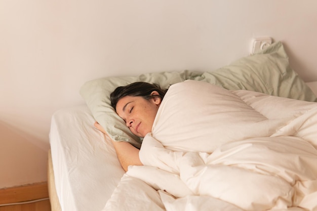 Foto donna che dorme durante la mattina