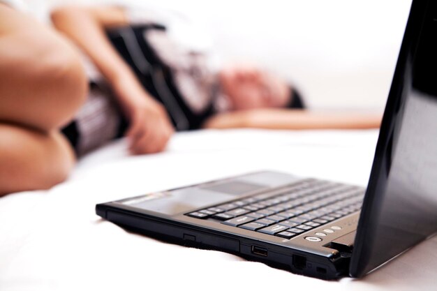 Photo woman sleeping on laptop