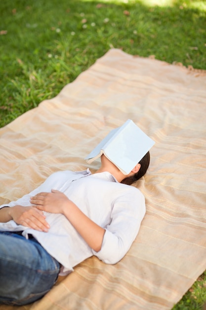 Женщина спит с книгой