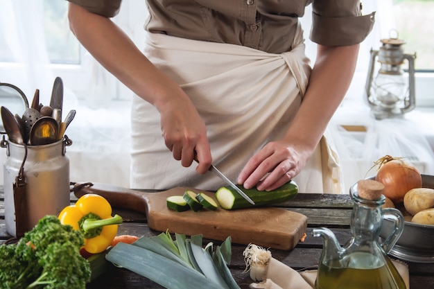 Photo woman slice vegetables