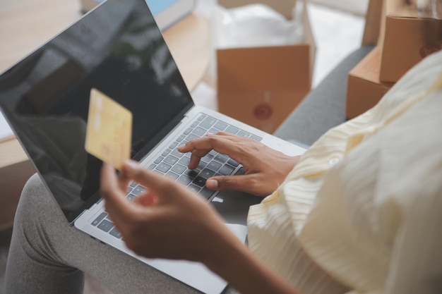 Foto l'impresa del piccolo imprenditore della donna avvia il lavoro concettuale del giovane imprenditore con il computer portatile vende il prodotto sull'insegna del negozio in linea ampia dimensione