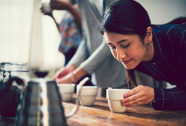 Foto donna che sente l'odore di una tazza di caffè