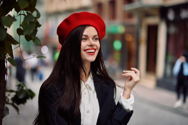 Foto sorriso della donna con i denti che camminano per la città vestiti alla moda alla moda e passeggiata primaverile per il trucco