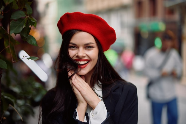 Foto sorriso della donna con i denti che camminano per la città vestiti alla moda alla moda e passeggiata primaverile per il trucco