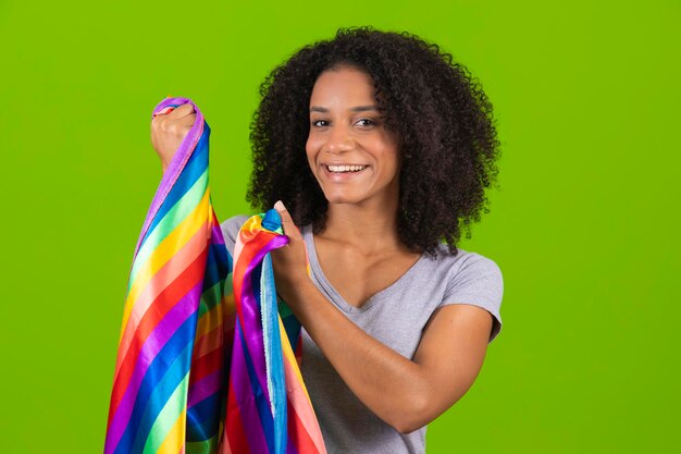 笑顔で虹色の布を持った女性。