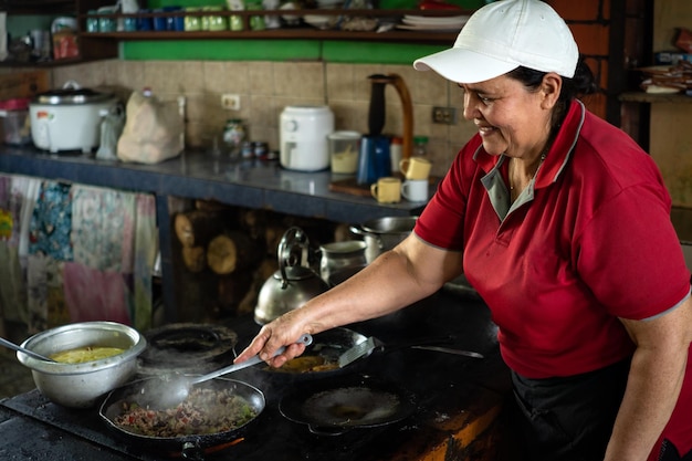 Foto la donna sorride mentre cucina