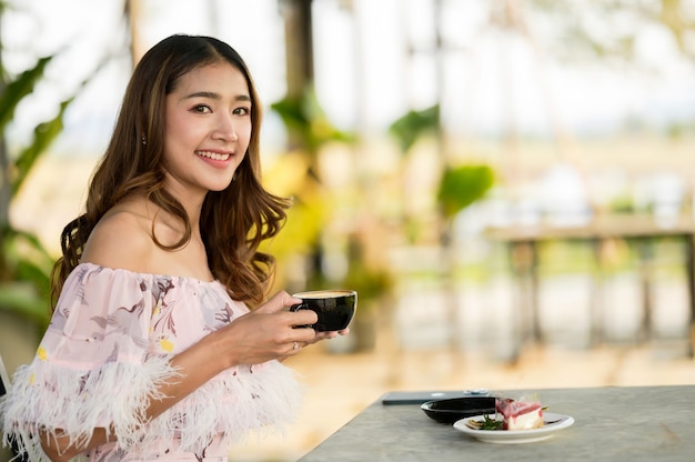 コーヒーショップカフェで笑顔の女性