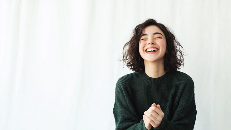 Photo 女性が笑顔で手を臀部に置いて笑っています