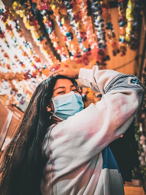 Photo woman smiling behind mask