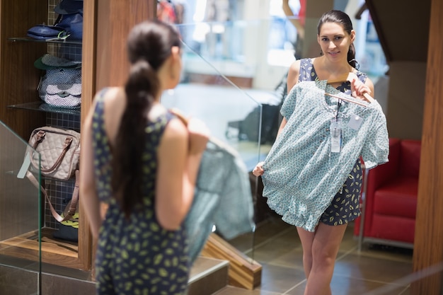 Photo woman smiling in the mirror