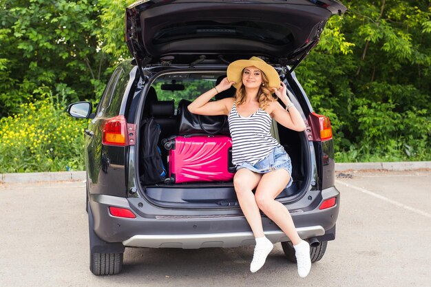 Photo woman smiling while sitting in car