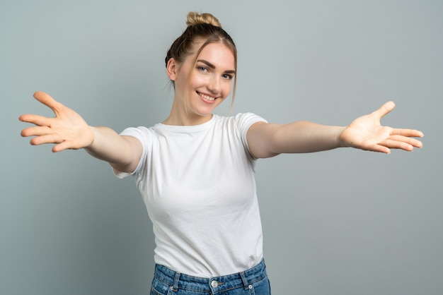 Foto donna sorridente a braccia aperte per abbraccio