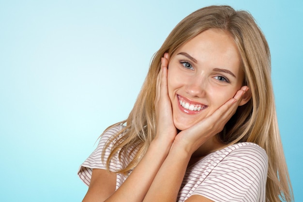 Photo woman smiling with perfect smile