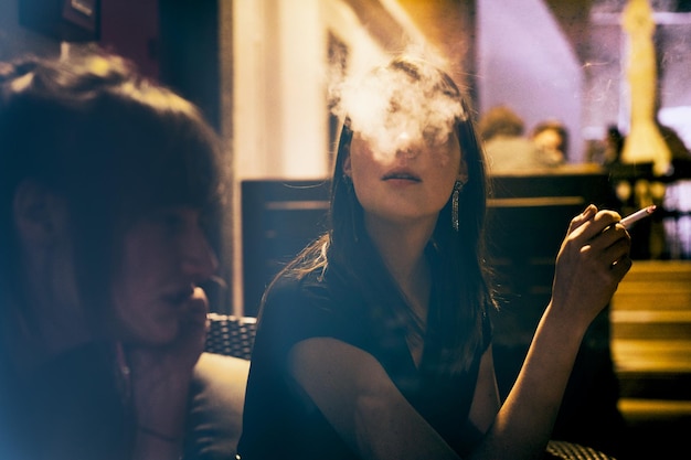 煙草を吸っている女性