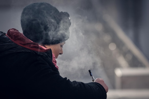 Foto donna che fuma una sigaretta elettronica