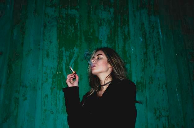 Photo woman smoking outdoors