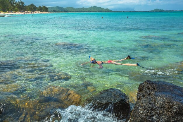 写真 海でシュノーケリングをしている女性