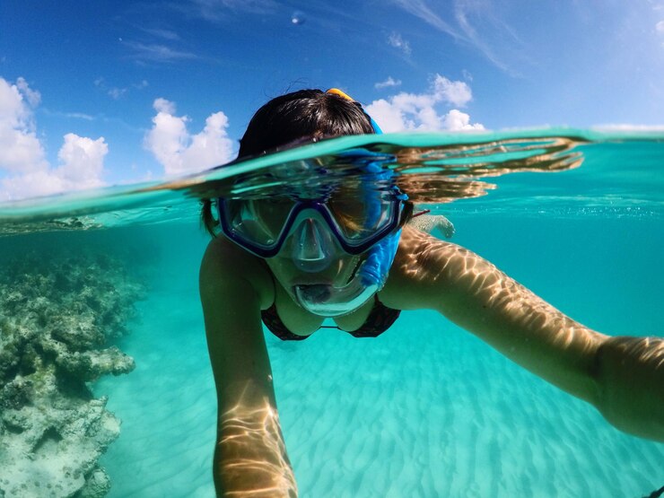 Photo woman snorkeling in sea