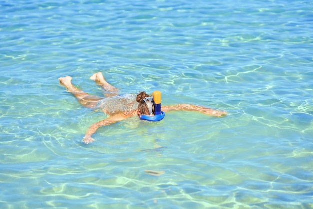 Photo woman snorkeling in water of red sea