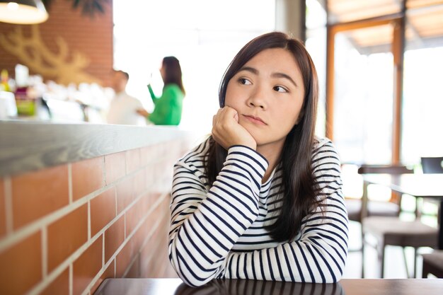 写真 カフェで悲しい女