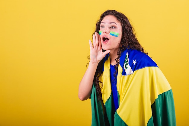 Foto fan di calcio donna fan della coppa del mondo brasiliana urlando obiettivo urlando offerta promozione foto per la pubblicità