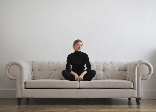 Photo woman on a sofa