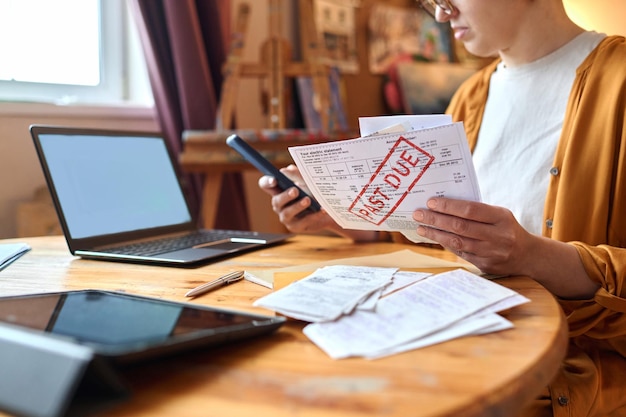 Photo woman sorting past due bills