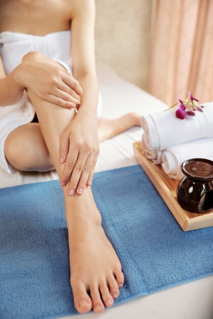 Photo woman in spa center