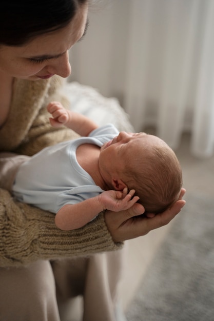 Foto donna che trascorre del tempo con il bambino dopo l'allattamento