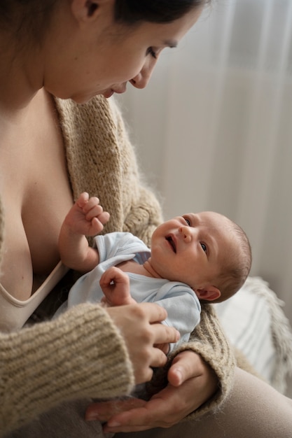 Foto donna che trascorre del tempo con il bambino dopo l'allattamento