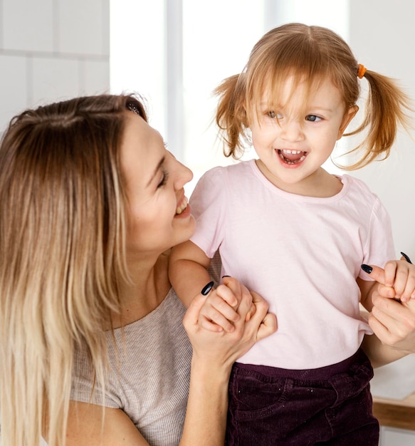 Donna che trascorre del tempo con sua figlia per la festa della mamma a casa